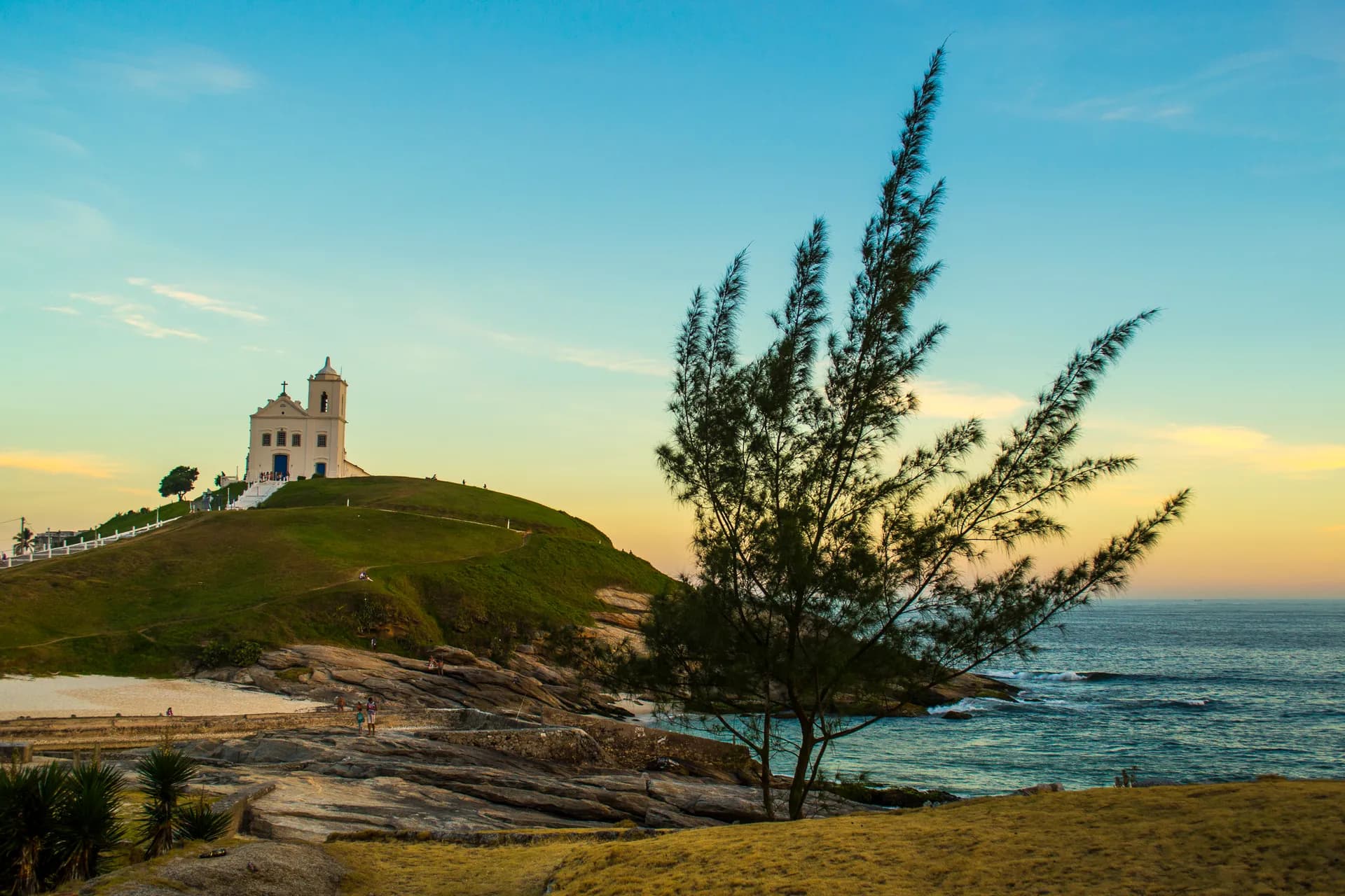 A Igreja de Nossa Senhora de Nazareth no alto do morro, com o mar ao fundo, no entardecer