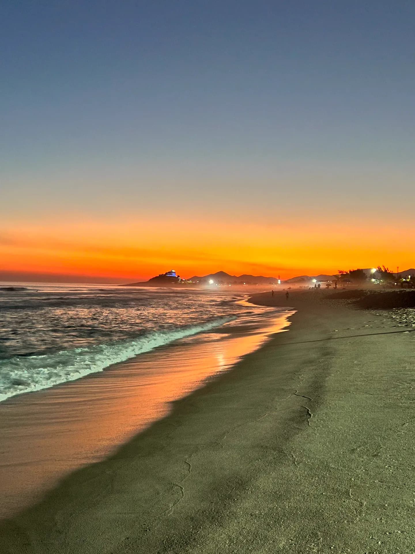 Pôr do sol na praia de Itaúna, em Saquarema